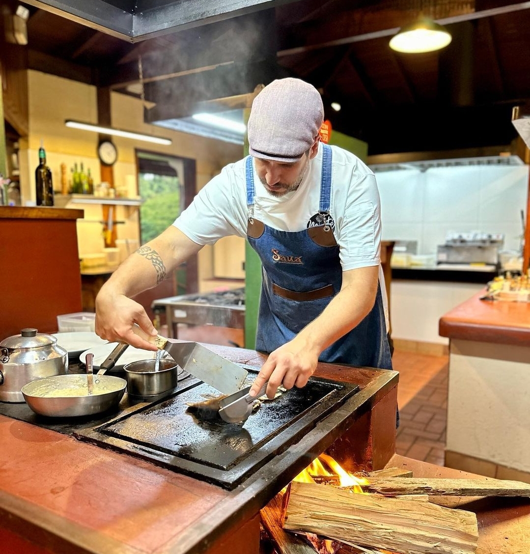O Restaurante Sauá, conduzido pelo chef Vitor Pompeu, oferece uma cozinha contemporânea com fortes influências da culinária caipira, priorizando ingredientes regionais - Gonçalves MG