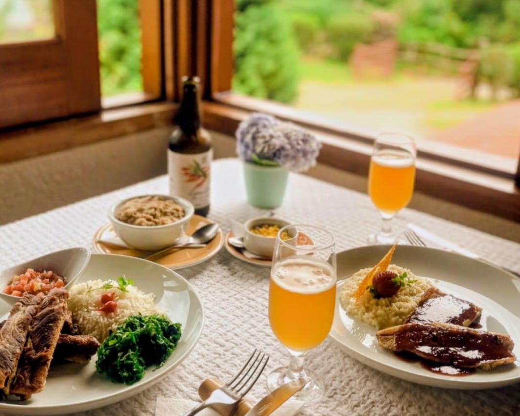 O Restaurante Sauá traz em seu conceito o olhar e a valorização à cultura regional.  O contato direto com os produtores da Serra da Mantiqueira proporciona a elaboração de um cardápio que mistura técnicas gastronômicas modernas com itens locais exclusivos e a riqueza dos hábitos da roça, traços ainda bem preservados nas montanhas de Gonçalves-MG.  Comandado pelo chef Vitor Pompeu, o projeto ainda têm a integração com a Pousada Bicho do Mato, que é referência hoteleira na região e a Vinícola Artesã, que recentemente implantou uma incrível estrutura de Enoturismo no local, sendo os primeiros Vinhedos da cidade.  Desfrute da Gastronomia da Mantiqueira! - Pousada Bicho do Mato - Gonçalves, MG