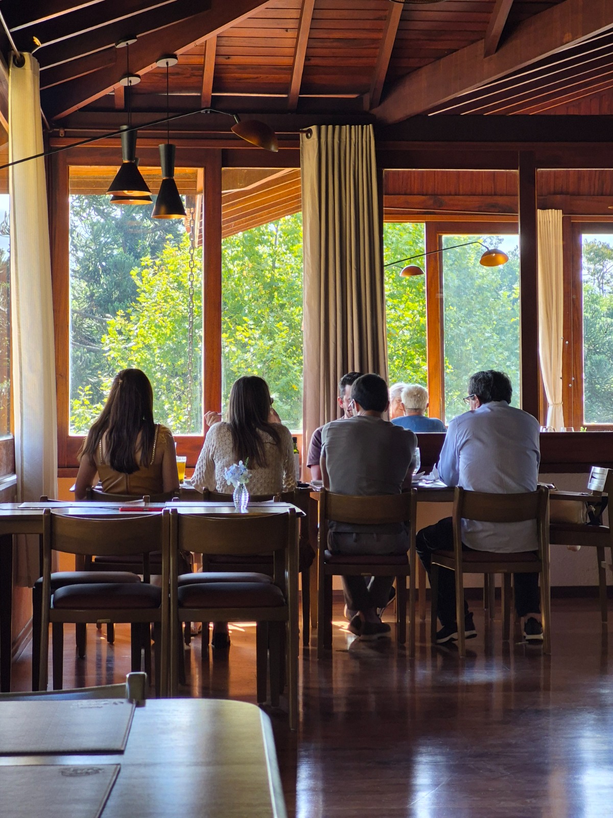 O ambiente é amplo e panorâmico, com a cozinha integrada ao salão, o que permite ao mesmo tempo apreciar excelentes pratos sendo preparados pela equipe e a belíssima paisagem ao redor - Restaurante Sauá, Gonçalves MG