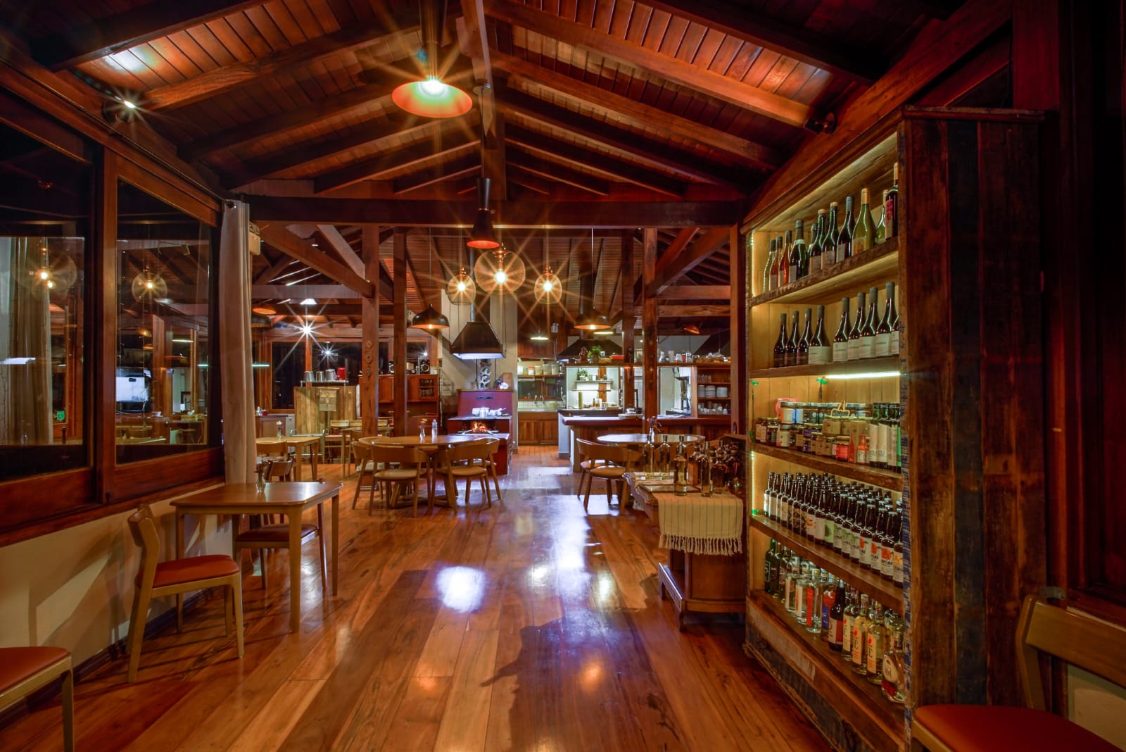 O ambiente é amplo e panorâmico, com a cozinha integrada ao salão, o que permite ao mesmo tempo apreciar excelentes pratos sendo preparados pela equipe e a belíssima paisagem ao redor.